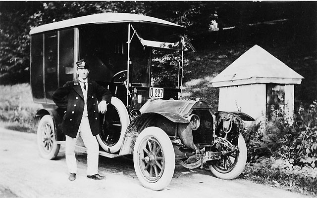Från postutväxlingen i Jonsered i samband med Jonseredsraset den 14.6.1913, då banvallen rasade. Chaufför är epj Josef Carlsson, från Göteborg 1. Bilens reg.nr O227.