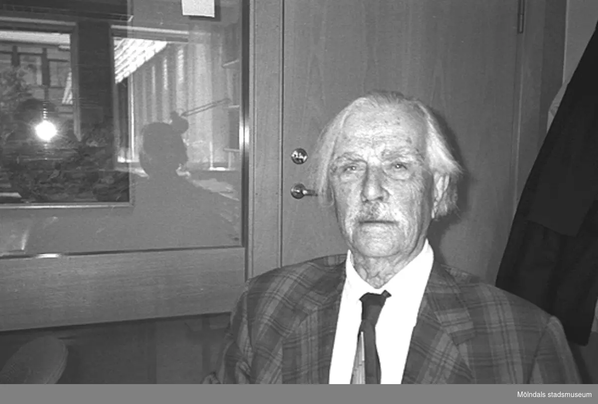 En okänd äldre man i Mölndals stadshus, juni 1994.