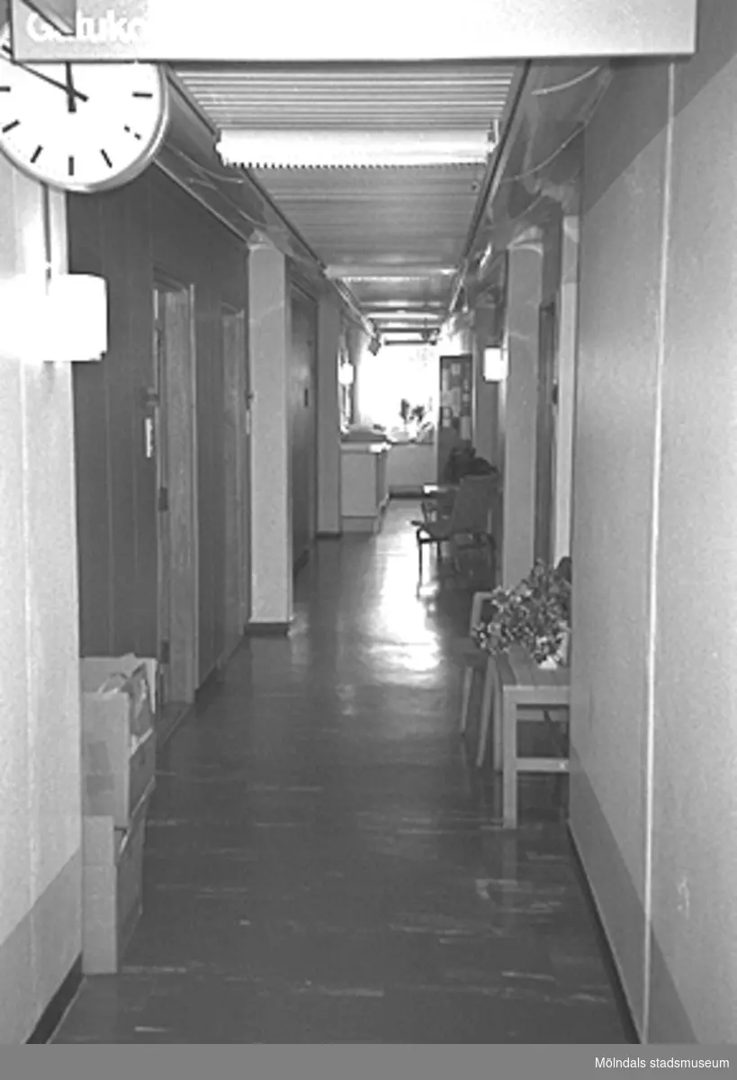 Korridor till kontorsrum i Mölndals stadshus, juni 1994. Till vänster hänger hänger ett väggur. Relaterat motiv: 2003_0591.