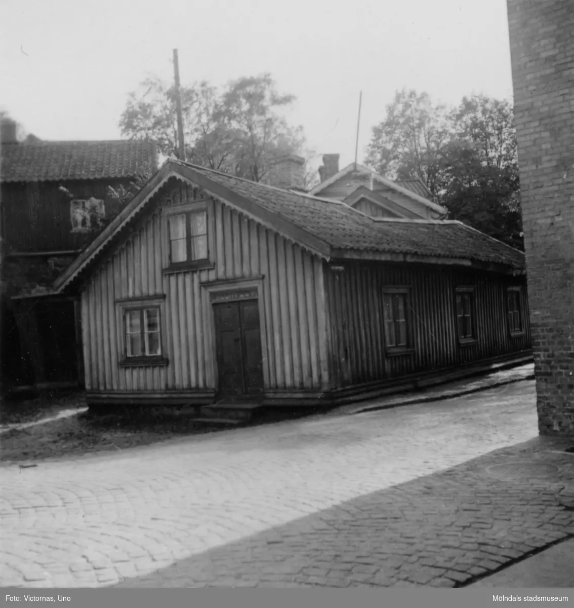 Kvarnfallet 27, "Egens hus" (kvarnägare Egen bodde där) vid Forsebron år 1935. Kvarnfallet var en äldre gatuadress som ej längre är i bruk. Till höger skymtas byggnaden Sveaborg. Relaterat motiv: 2004_0240.