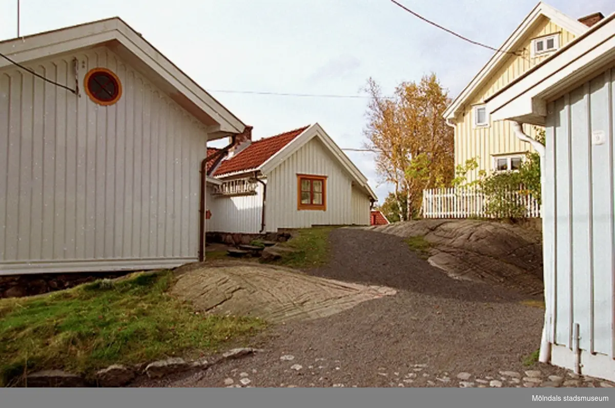 Till vänster ses bostadshusen Roten M 29 och 30. Till höger skymtar 34. Mölndals Kvarnby år 2001.