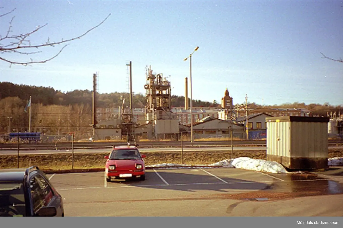 Byggnadsdokumentation av Akzo Nobel på Ågatan 44 i Lackarebäck, 2000-02-15. Fasad mot öster vid E6:an (fotograferat från andra sidan E6 mot fabriken). Krokslätts fabriker och Safjället ses i bakgrunden.