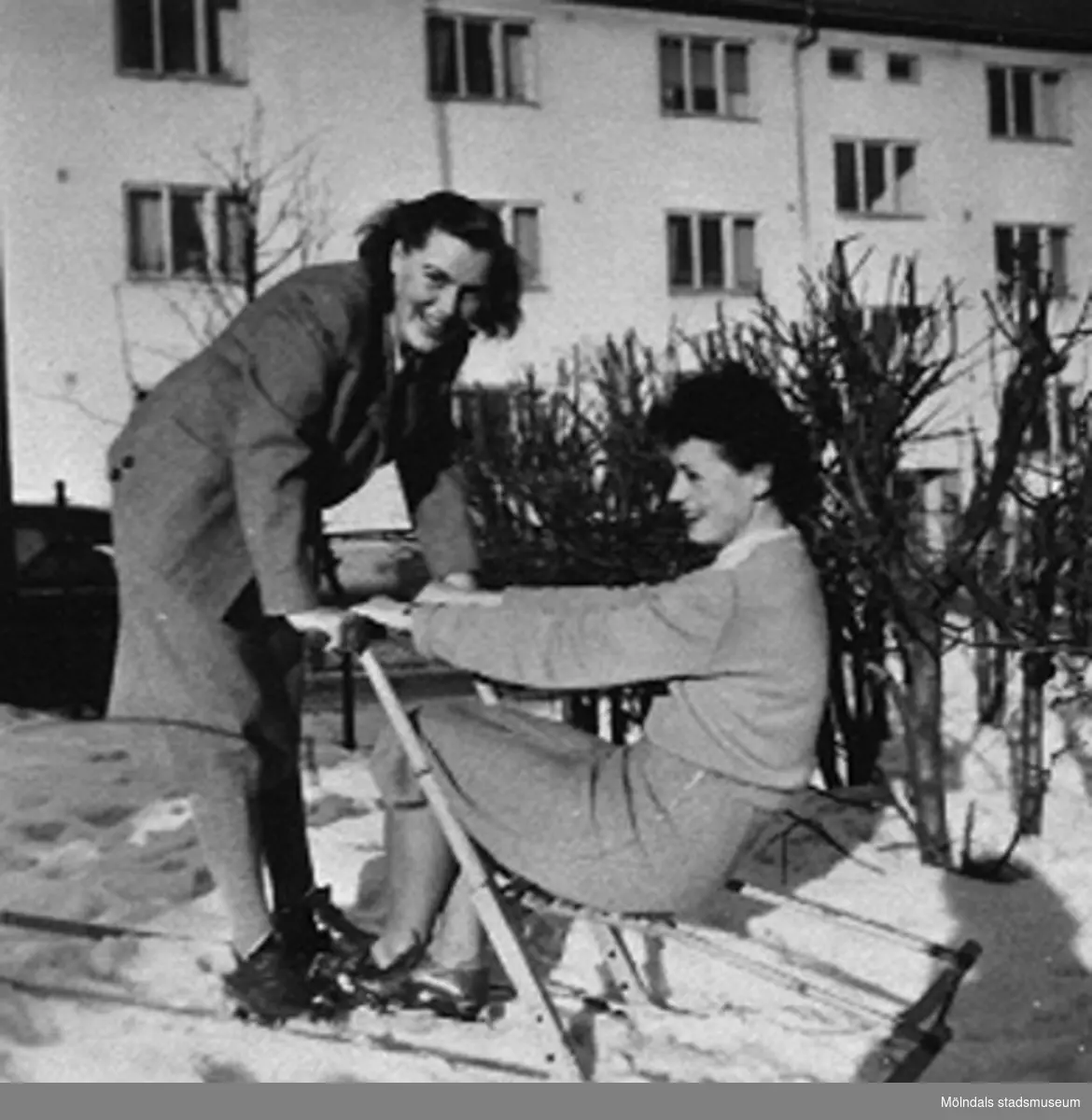 Lärarna på Krokslätts daghem åker spark vid 
Krokslätts daghem, 1948 - 1951. I bakgrunden ses bostadshuset Dalhemsgatan 10 - 12.