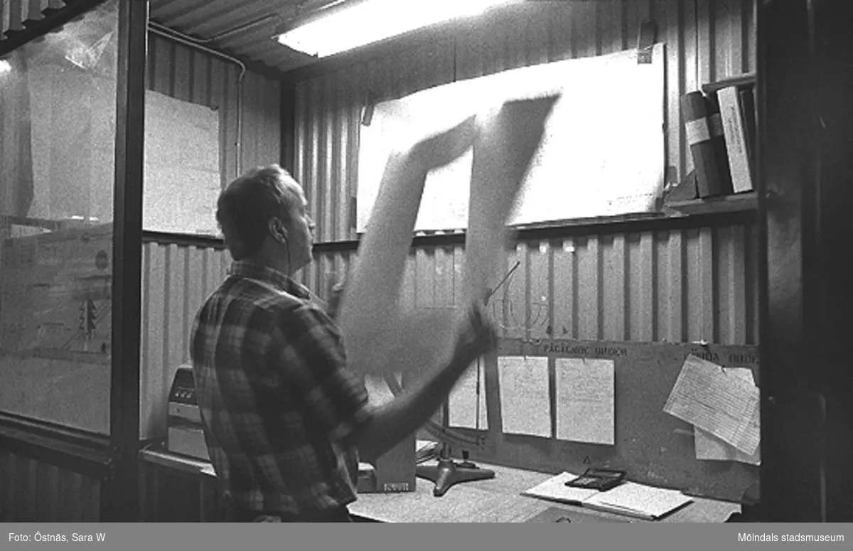 Thomas Lindell i arbete på pappersfabriken.
Bilden ingår i serie från produktion och interiör på pappersindustrin Papyrus, 1980-tal.