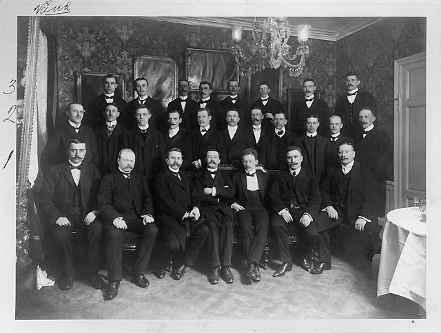 1:a raden från vänster: E Eriksson, L Johansson (död 1938), K Bergvall (död 1943), Sahlbom lärare (död 1920), T Julin lärare, Emil
Hellgren, F Davidsson (död 1946.

2:a raden från vänster: Enlund (död 1918), H Möller, C Karlberg, K Klang, Joel Petreus Lindfors, Malm, Salander, F Bergström, M Eriksson, Carl Andersson (död 1928), K D Karlsson.

3:e raden från vänster: D Sandqvist (död 1936), Hellström (död 1919), Boman, O Andersson, Blomqvist, K Karlsson (död 1914), G K Johansson, K J O Bouvin.