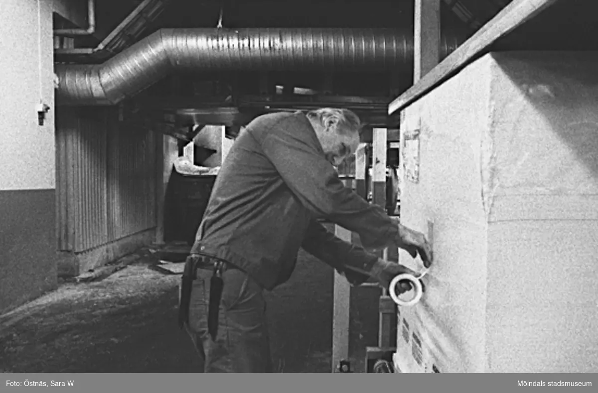 Arne Larsson i arbete, 1980-tal.
Bilden ingår i serie från produktion och interiör på pappersindustrin Papyrus.