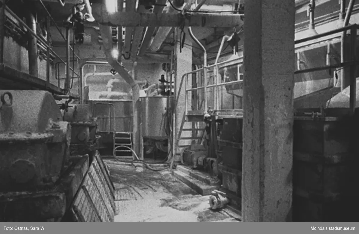 Interiördetalj från pappersfabriken; rör och trappor, 1980-tal.
Bilden ingår i serie från produktion och interiör på pappersindustrin Papyrus.