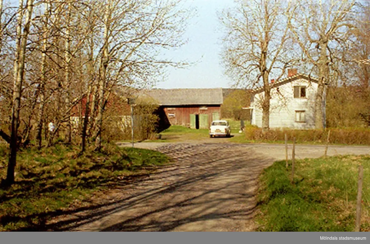Rivningsdokumentation av en gård. Heljeredsvägen, Heljered 2:14 i Kållered, juli 1999. Relaterade motiv: 2004_1169 - 1183.