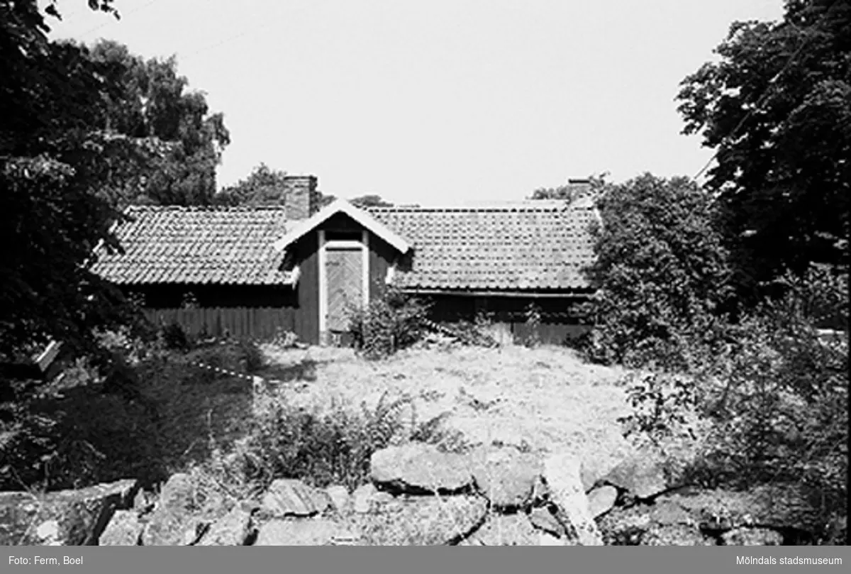 Ekonomibyggnad med någon form av en stenmur. Högen 2:1/2:2 i Kållered, 1992-06-30.