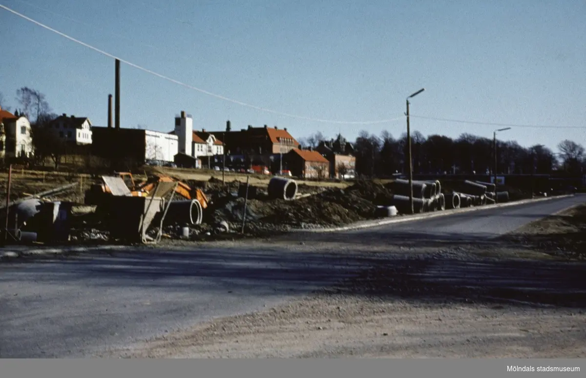 Vy från Järnvägsgatan mot Mölndals Brandstation (vit byggnad till vänster) och Kvarnbyskolan (röd byggnad rakt fram), Mölndal 1970-tal.