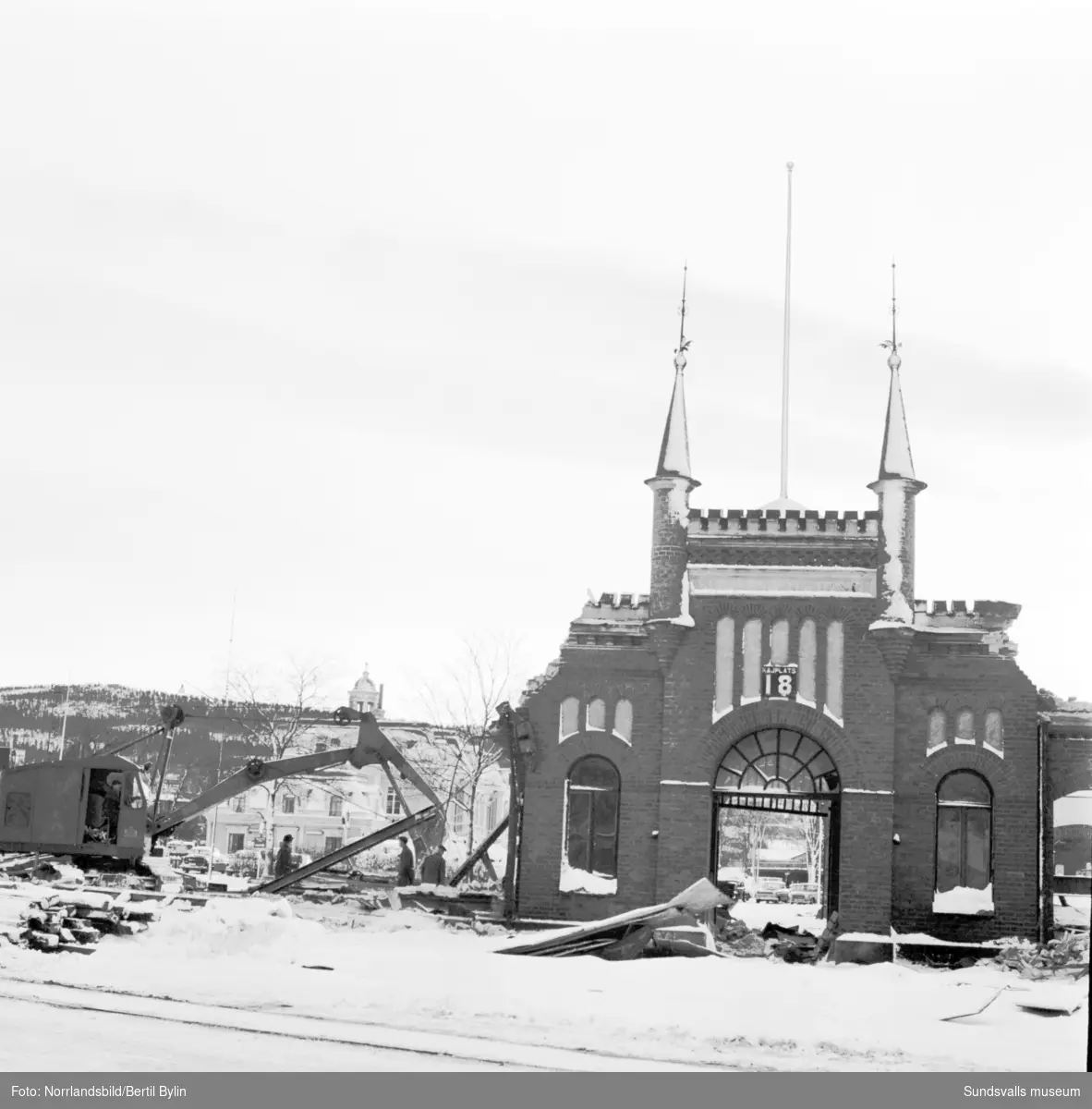 Rivning av tullkammaren vid kajen i Sundsvalls hamn.