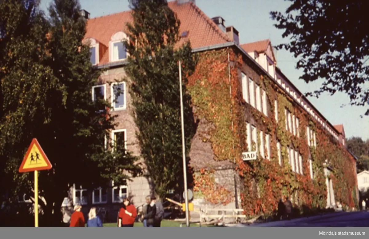 Kvarnbyskolan i Kvarnbyn, Mölndal. Sommaren 1965.
Några ungdomar är med på bilden.