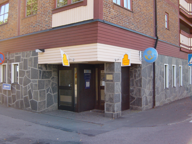 På samma adress finns också Svensk Kassaservice. Riksdagsval pågår.
Flaggor utanför upplyser om att man kan poströsta här.