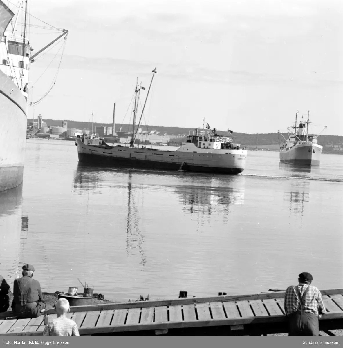 En grupp bilder från hamnen i Sundsvall med båtar och lastning, bland annat Minnesota.