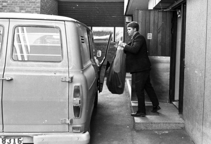 Chaufför Leif Pettersson lastar post i en Ford Transit skåpbil vid
Postkontoret Vårby 1.