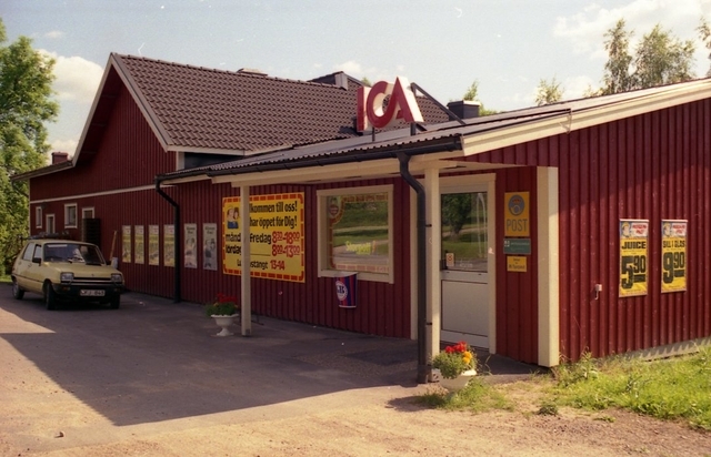 Posten i Ljusfallshammar ligger för närvarande i ortens
ICA-butik.(1990)Inlämningspostställe till och med 1985. Ortsadressen
Ljusfallshammar finns kvar.