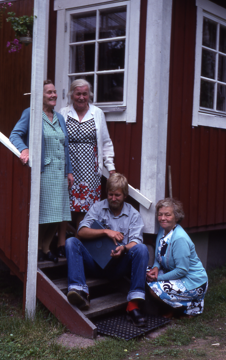 Lantbrevbäraren Mikael Mattsson har kommit till Asplunda. Han är på förstubron till huset tillsammans med Hilma Pettersson och hennes två väninnor. 