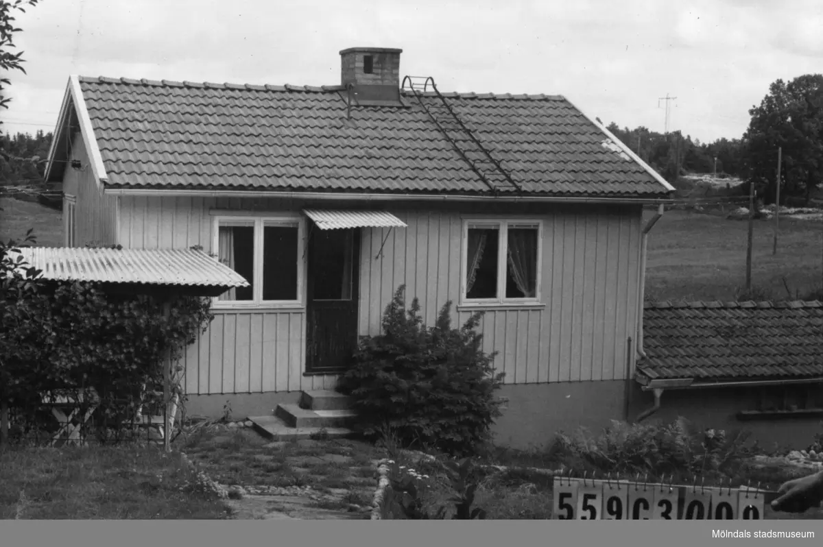 Byggnadsinventering i Lindome 1968. Fagered 1:14.
Hus nr: 559C3009.
Benämning: permanent bostad, redskapsbod och garage.
Kvalitet: god.
Material, bostadshus och redskapsbod: trä.
Material, garage: sten.
Tillfartsväg: framkomlig.
Renhållning: soptömning.