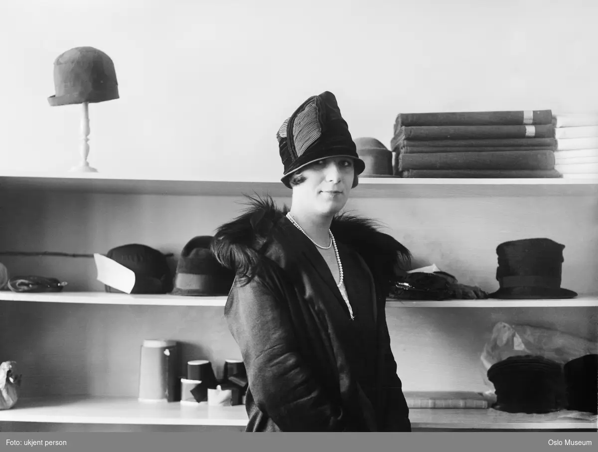 Eivind Høst hatteforretning, interiør, hatter, kvinne