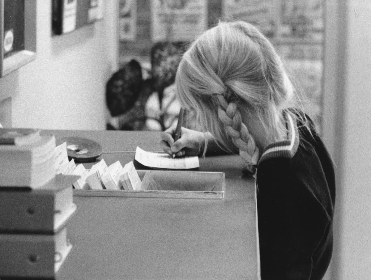 Postkontoret Handen 3, allmänhetens avdelning, 1973. Flicka skriver adresskort.