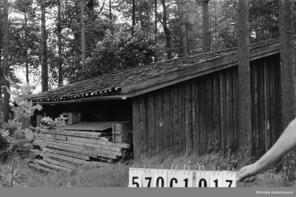 Byggnadsinventering i Lindome 1968. Dvärred 2:13.
Hus nr: 570C1017.
Benämning: skjul.
Kvalitet: dålig.
Material: trä.
Tillfartsväg: framkomlig.