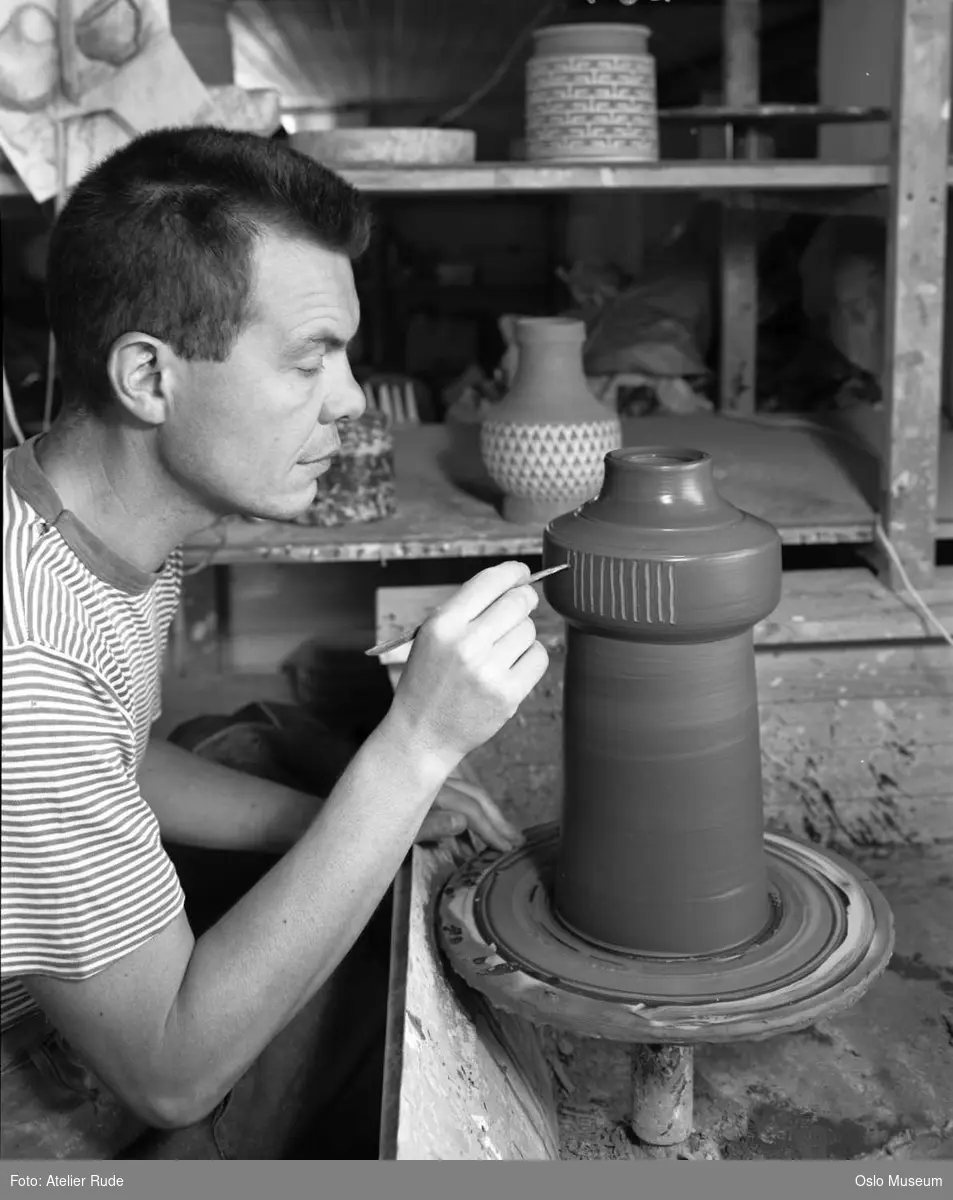 Pløen keramikkverksted, interiør, mann, keramiker, i arbeid, dreieskive, dekorering av produkt
