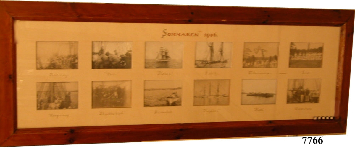 Tavla inom glas och ram av trä, fernissad. Visar tolv fotografier av skeppsgossefartygen Gladan och Najaden med dess besättningar sommaren 1906. Samtliga foton inom ram av papp, ljusgrå.
Text: Sommaren 1906
Neg.nr 4977