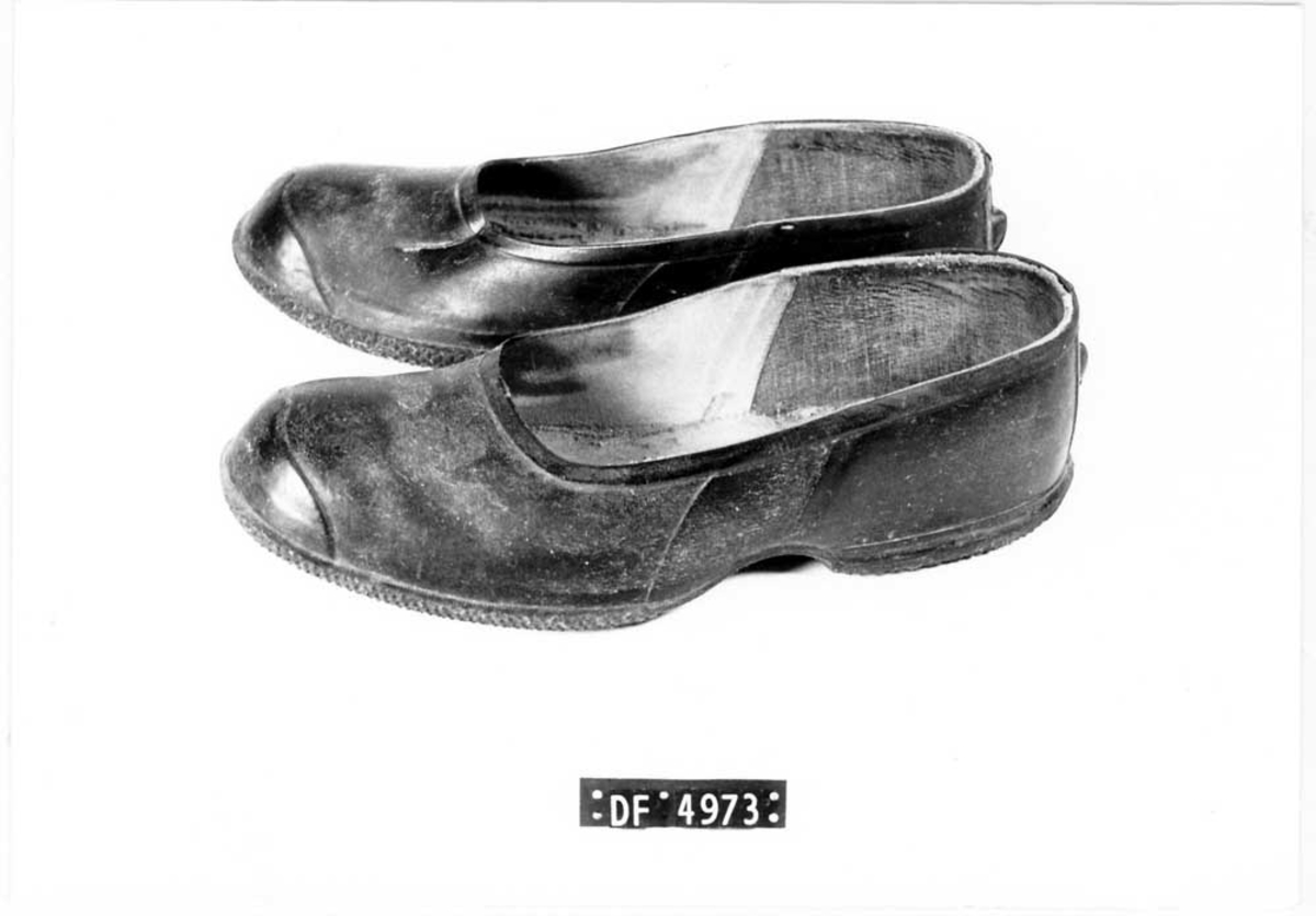 Gummisko (kalosjer) tres utenpå vanlige sko for å beskytte dem og føttene mot fuktighet utendørs.

Fôret med kanvas.