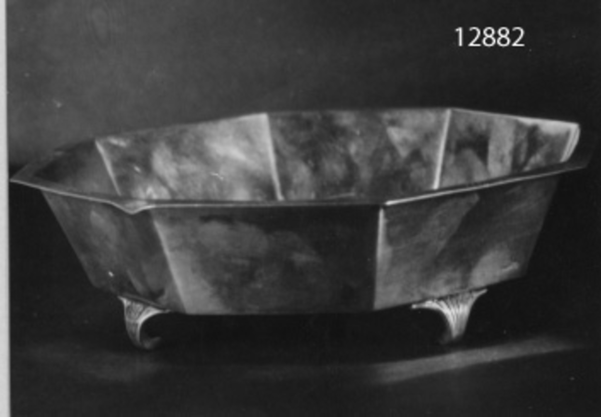 8-kantig skål av silver med fyra fötter.