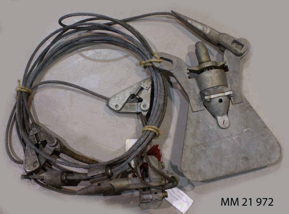 Spränggripare modellår 1940 mittdel, till minsvep. Försedd med stoppare, stropp och stålvajer.
X 337.