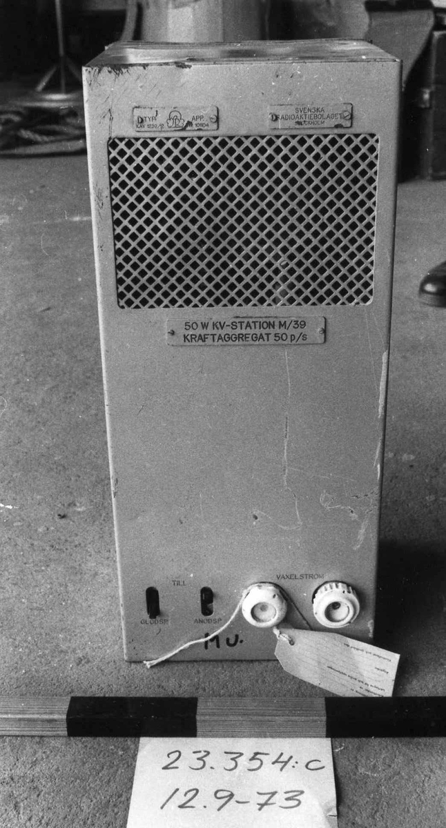 50 W KV-sändare m/39 med LV-tillsats. Denna typ av sändaren var installerad i de flesta av flottans fartyg under tiden 1940-1954.
a) 1 st 50 W KV-sändare m/39 med upphängningsanordning
b) 1 st antennrelä
c) 1 st kraftaggregat
d) 1 st telegrafnyckel
e) 1 st handmikrotelefon
f) kabelledare
g) fästplåtar
h) fästplåtar