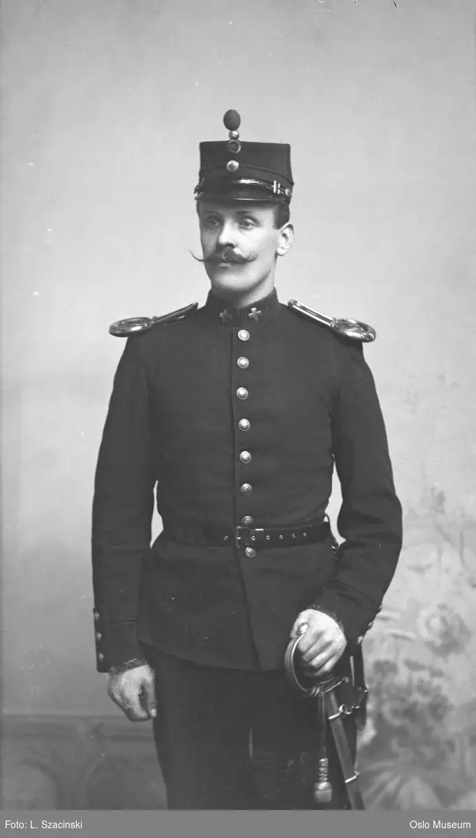 portrett, mann, sersjant ved snitetskorpset, uniform, stående knefigur