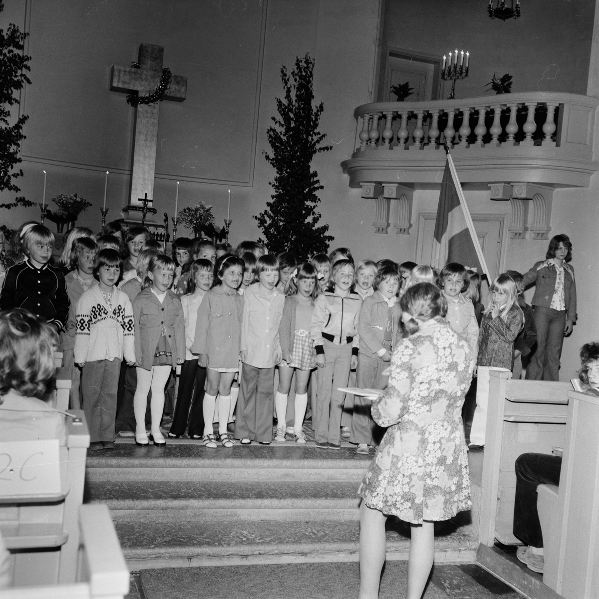 Skolelever sjunger på låg- och mellanstadieklassernas skolavslutning i Nathanaelskyrkan