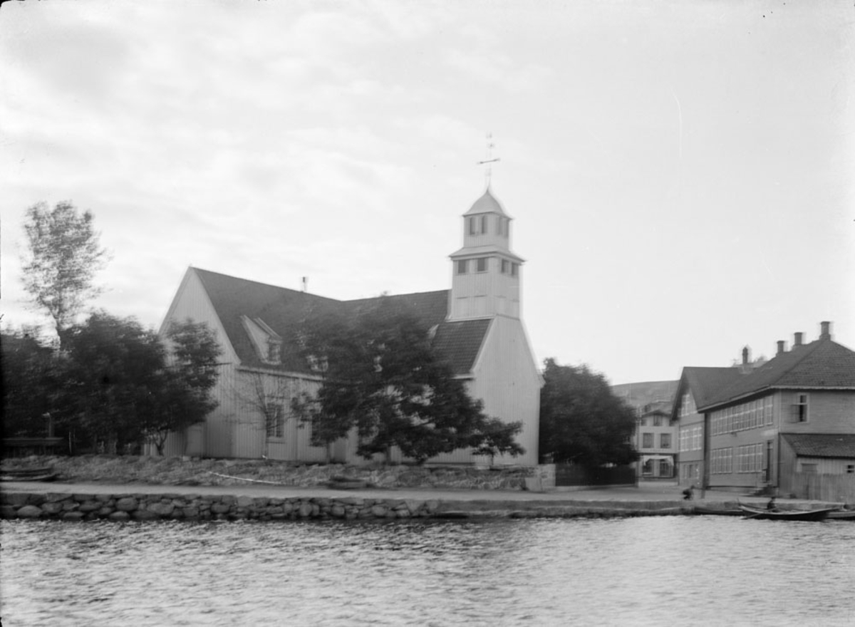 Egersund kirke sett fra båt i Vågen. Steinbrygga.