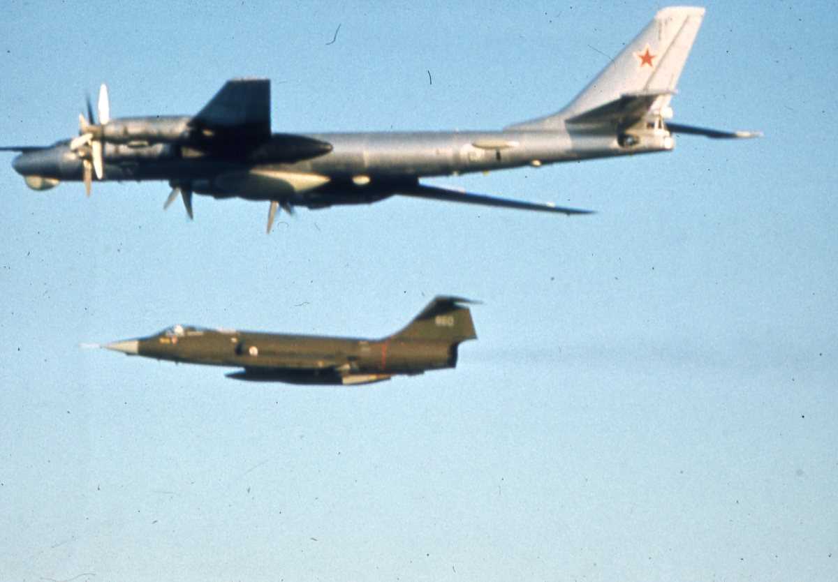 Russisk fly av typen Bear D og under en norsk CF-104G Starfighter.