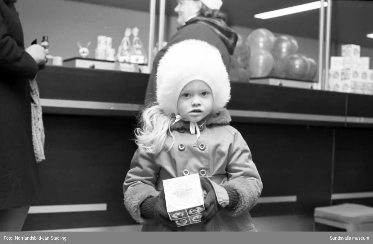 Sparbankens invigning i Sundsvall. Personal, kunder, kaffe och ballonger.