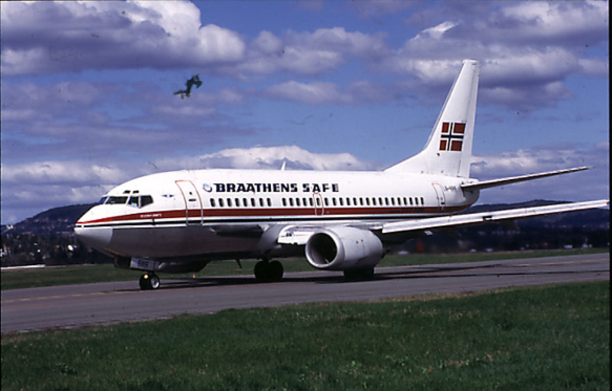 Lufthavn, 1 fly på bakken, LN-BRR Boeing 737-500 "Halvdan Svarte" fra Braathens Safe. Skrått forfra.