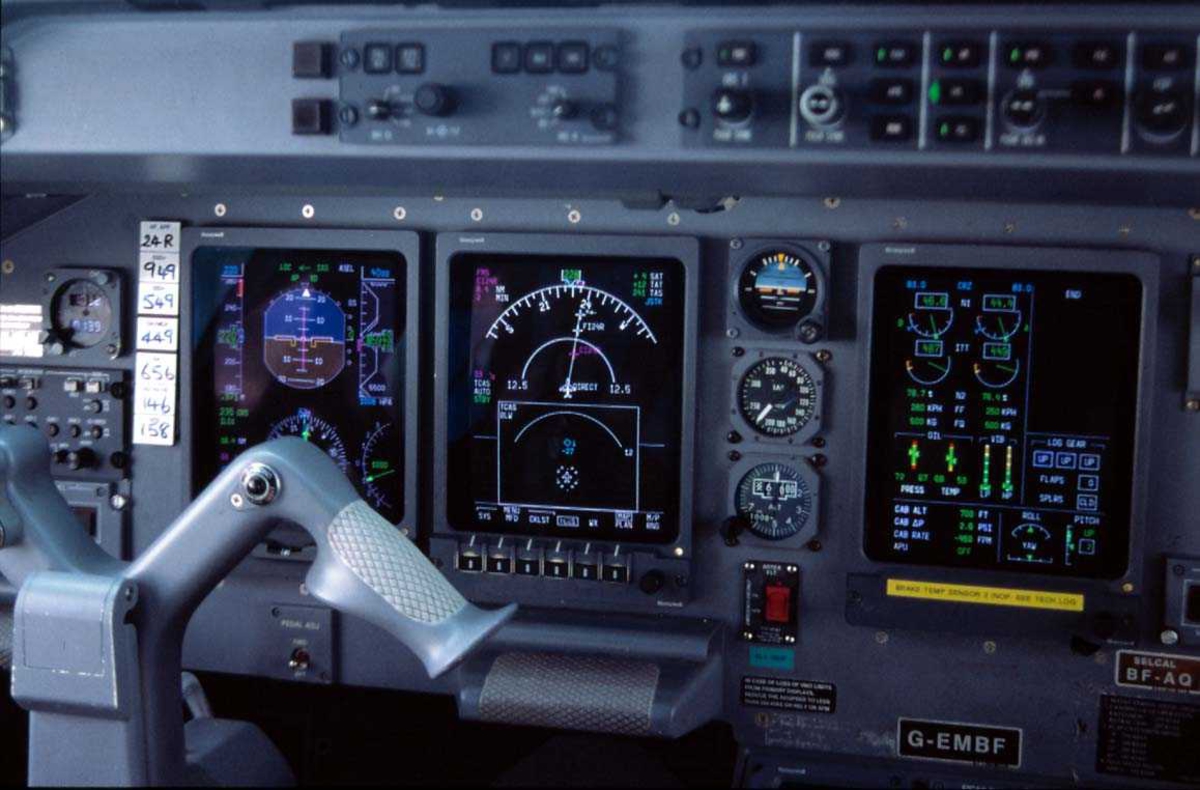 Lufthavn. Instrumenter i cockpiten, G-EMBF fra British Regional Airlines.