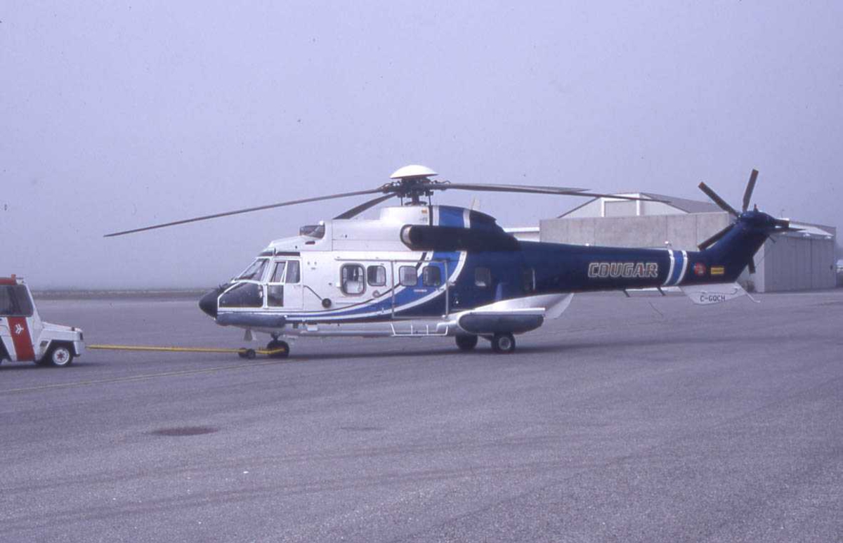 Ett helikopter på bakken, Aerospatiale 332 Super Puma AS332L 
C-GQCH Fra Cougar.