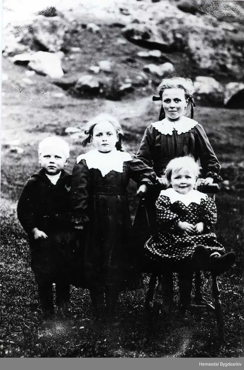 Frå venstre: Svein, Ingrid, Margit og Gunhild Grøthe frå Hemsedal..
Biletet er teke ca. 1921.