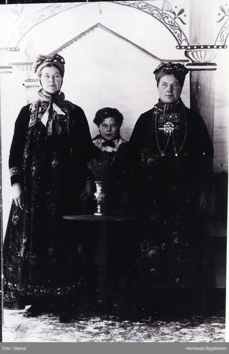 Frå venstre: Birgit Halbjørhus, dottera Ingeborg Halbjørhus og Margit S. Ulsaker, kalla Store-Margit.
 