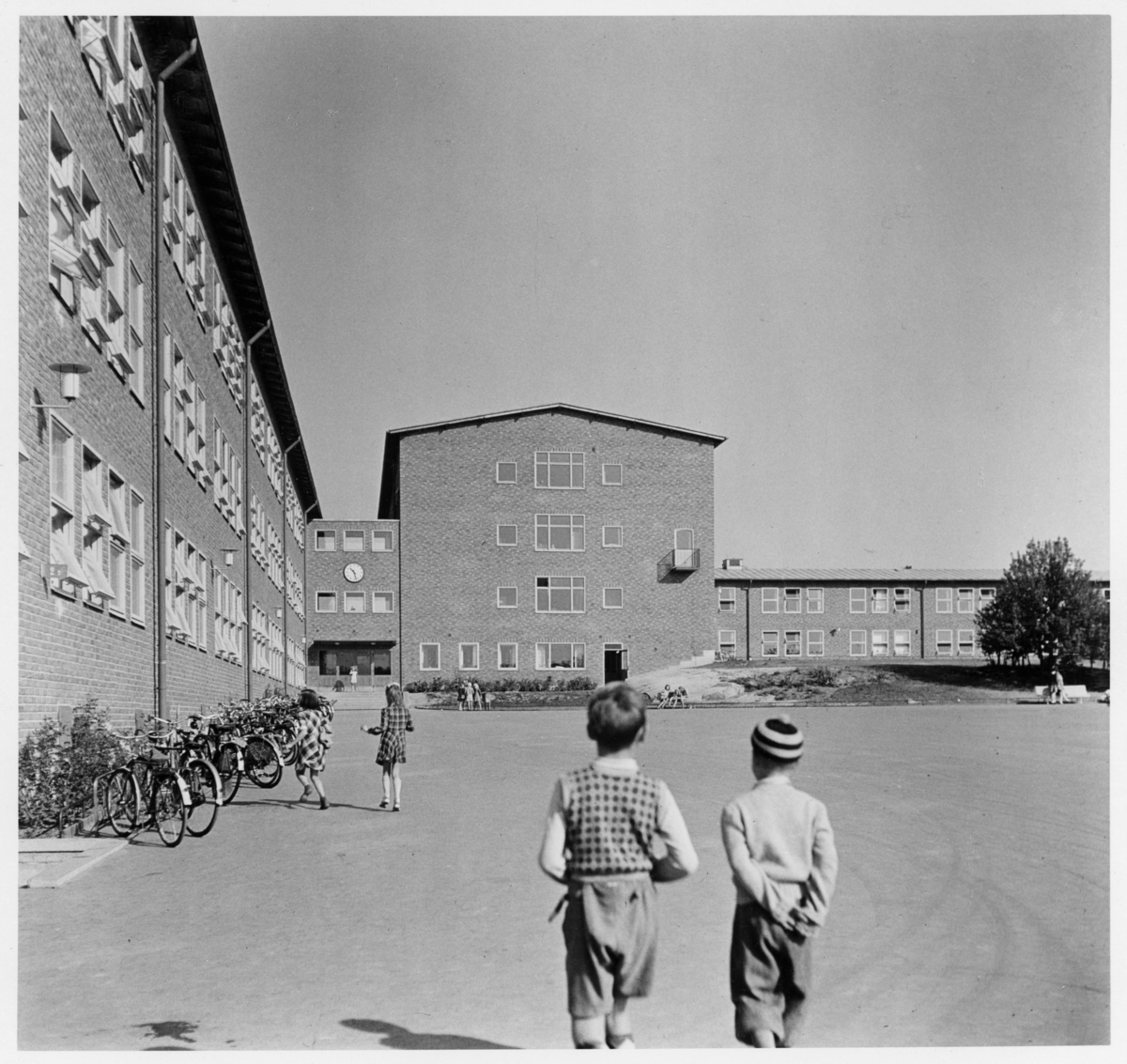 Riksby folkskola (Musikskolan, Västerortsdistr.)
Exteriör, barn i förgrunden