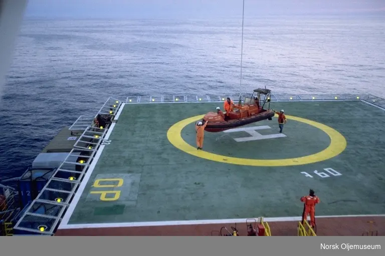Frøyfeltet - mann-over-bord-båt - MOB-båt, blir satt på helikopterdekk