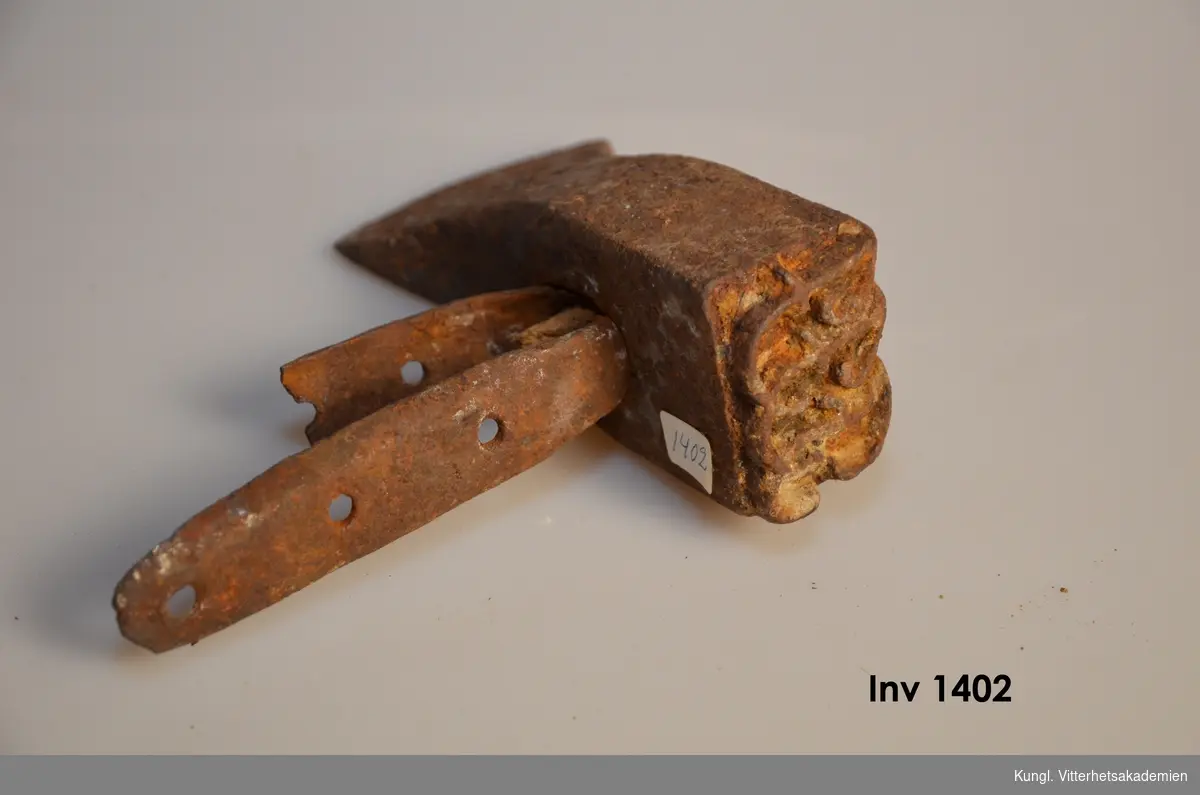 Stämplingsyxa för märkning av sågtimmer. I den ansdra änden av yxan ett konventionellt yxblad.  Skaftet saknas, avbrutet. Två  tenar samt delar av träskaftet sitter kvar i skafthålet. Yxan tämligen rostskadad.

 Tillghörigt John Jennings, 1810-tal.
