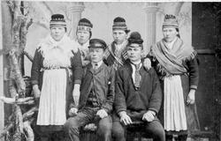 Gruppeportrett av en familie fra Grovfjord-området, tatt i s