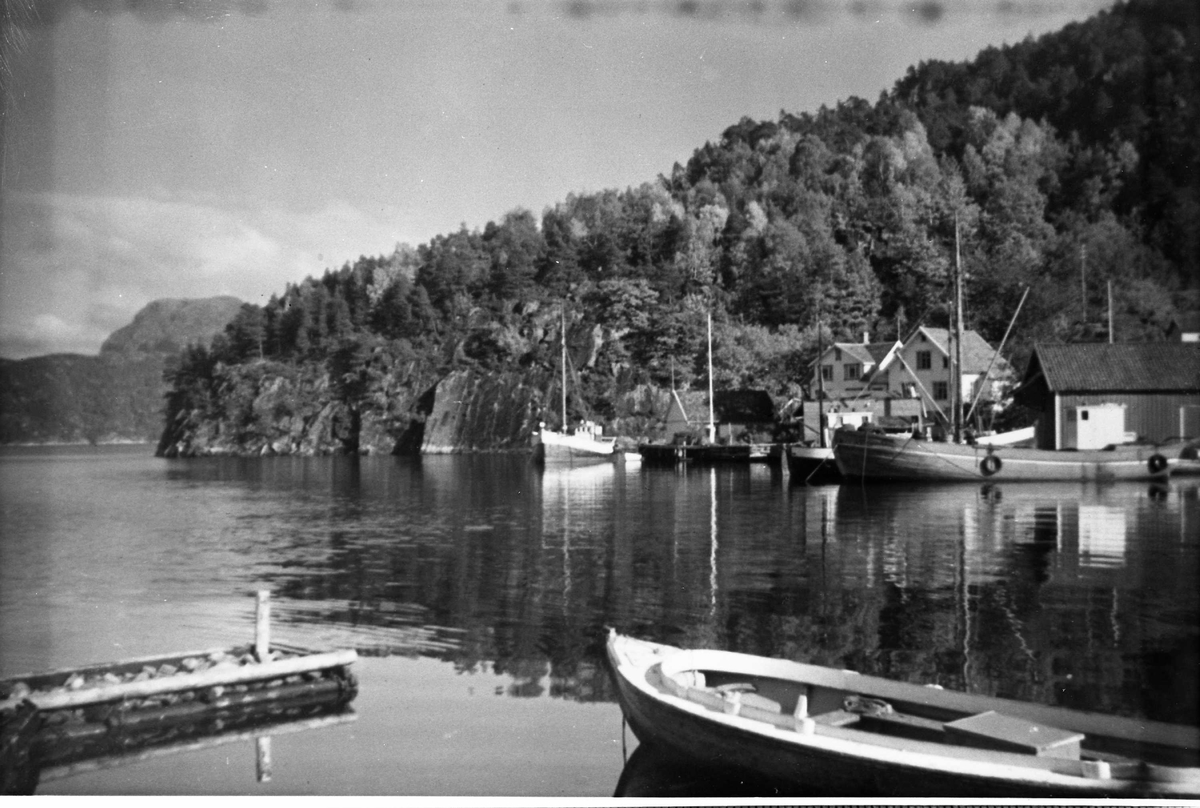 hus sjøhus jekt færing seglfartøy fjord bryggje fjell