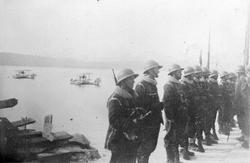 Franske soldater oppstilt på dampskipskaia. To britiske sjøf