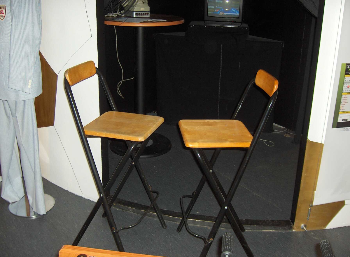 To høye stoler som ble brukt av TV2s programledere under sending fra Gamle Fredrikstad Stadion 2006.