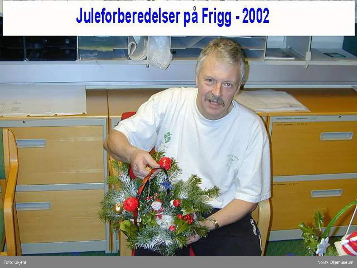 Julepynten kommer på rett plass julen 2002.
Instrumenttekniker Bjarne H. Hansen, fra Danmark er i aksjon.