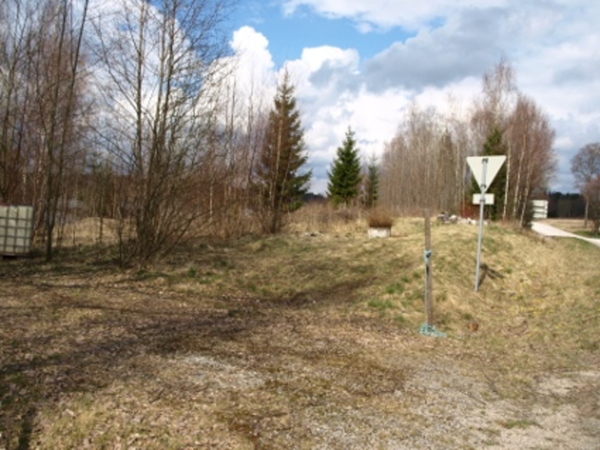 Liggesletta Solheimlandet lå rett vest for nåvarende riksvei 21 ved Solheim gård, Örje.